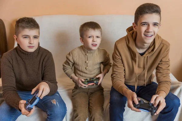 Niños jugando en la consola Imágenes de stock libres de derechos