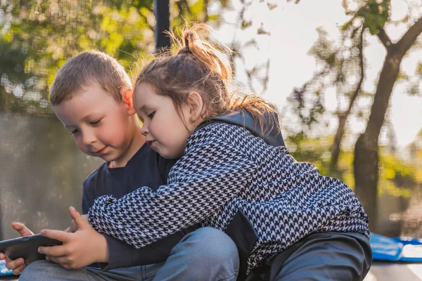 Barn titta på telefonen — Stockfoto