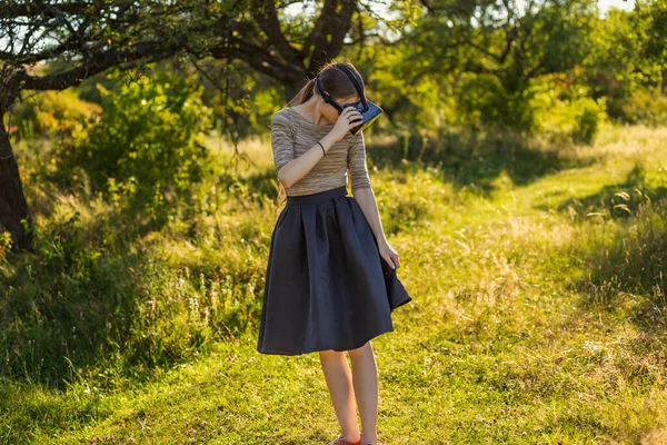 Девушка с гаджетом виртуальной реальности — стоковое фото