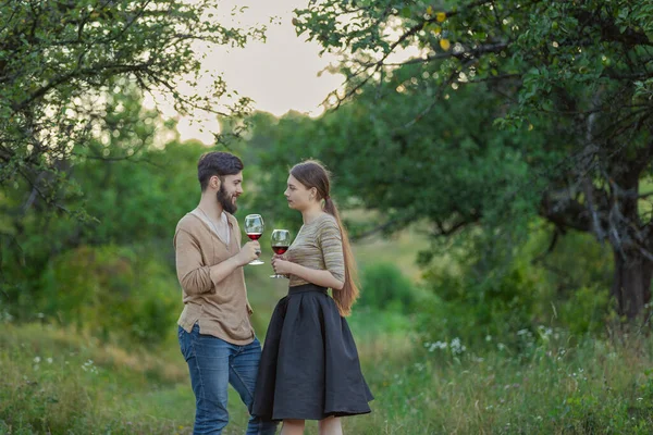 Jong paar drinken staande drinken wijn uit bril — Stockfoto