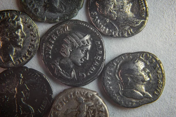 Παλιά Ρωμαϊκά Νομίσματα Λευκό Φόντο Από Κοντά — Φωτογραφία Αρχείου