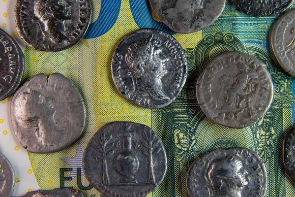 Παλαιά Ρωμαϊκά Κέρματα Στο Σύγχρονο Τραπεζογραμμάτιο Stoev Closeup — Φωτογραφία Αρχείου