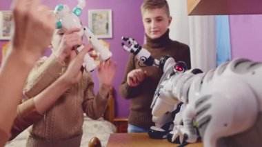 Evde oyuncak robotlarla oynayan mutlu çocuklar.