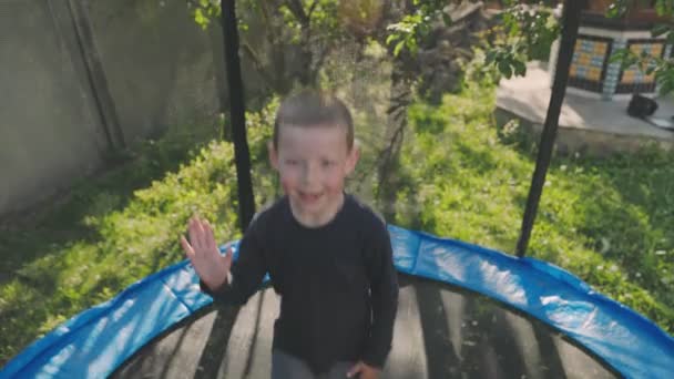 Dos Niños Divierten Saltando Una Cama Elástica Vista Superior — Vídeos de Stock