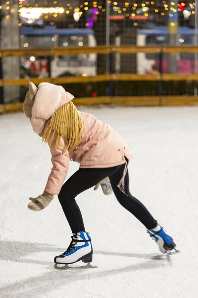 Ragazza Pattinaggio Sulla Pista Ghiaccio — Foto Stock