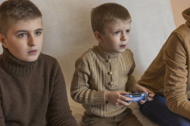 Oyun konsolu ile oyun oynayan çocuklar