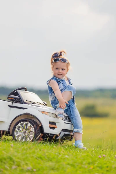 Menina Perto Seu Carro Bebê — Fotografia de Stock