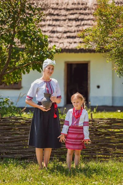 Μητέρα Και Κόρη Στην Ουκρανική Εθνική Κοστούμια Κοντά Στο Φράχτη — Φωτογραφία Αρχείου