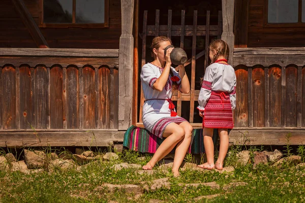 Moeder Met Dochter Een Kan Waaruit Melk Drinken — Stockfoto