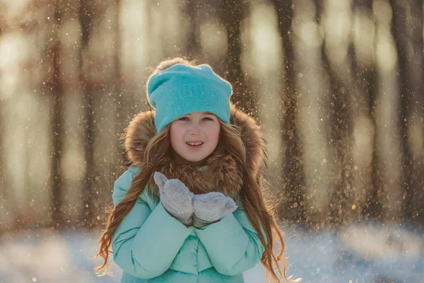 Holčička Fouká Sníh Který Jejích Rukavicích — Stock fotografie