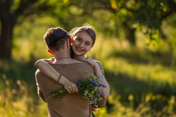 Jovem Casal Abraçando Natureza Menina Segurando Flores — Fotografia de Stock