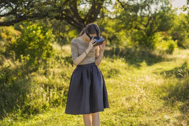 Doğada sanal gerçeklik aleti olan bir kız.