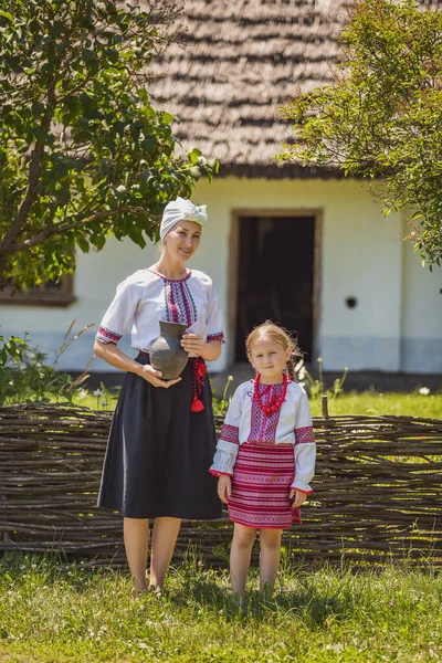 Μητέρα Και Κόρη Στην Ουκρανική Εθνική Κοστούμια Κοντά Στο Φράχτη — Φωτογραφία Αρχείου