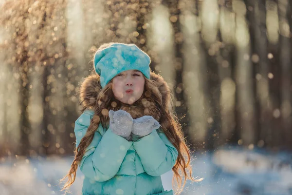 Mała Dziewczynka Wieje Śniegu Który Jest Jej Rękawiczki — Zdjęcie stockowe