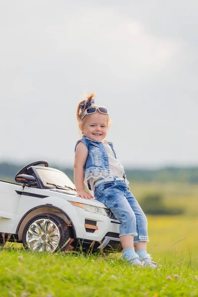 Menina Perto Seu Carro Bebê — Fotografia de Stock