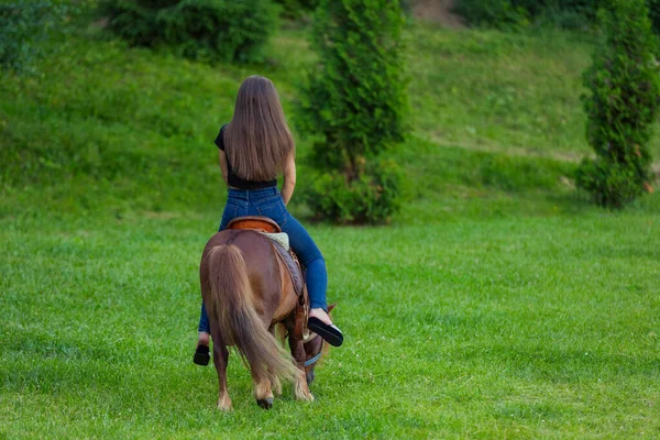 Mujer Montando Pony Césped —  Fotos de Stock