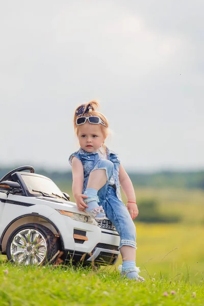 Kleines Mädchen Steht Neben Ihrem Babyauto — Stockfoto