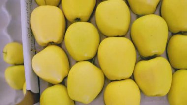 Kutularda bir sürü sarı elma, yakın plan.