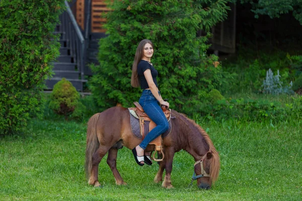 Kvinna Rida Ponny Gräsmattan — Stockfoto