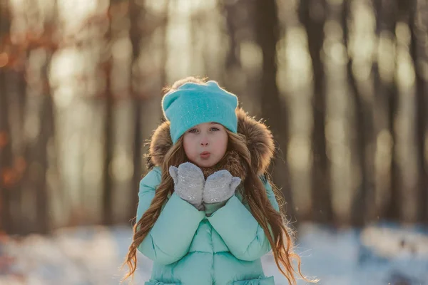 Petite Fille Souffle Sur Neige Qui Est Sur Ses Mitaines — Photo