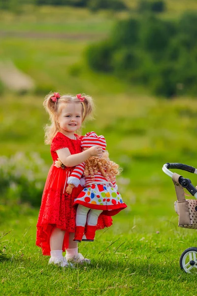 Flicka Röd Klänning Och Med Docka Händerna Står Naturen — Stockfoto