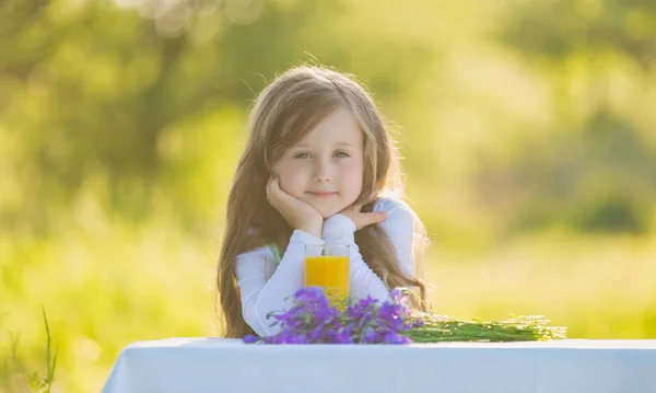 Mała Dziewczynka Przyrodzie Szklanką Soku Pomarańczowego — Zdjęcie stockowe