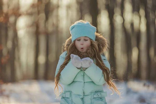 Menina Sopra Neve Que Está Suas Luvas — Fotografia de Stock