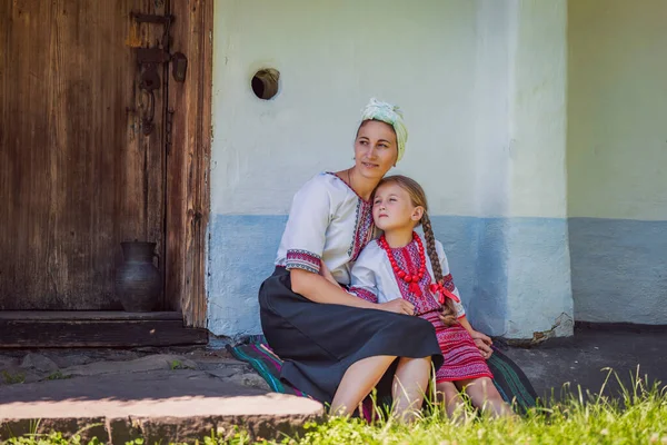 Mutter Und Tochter Ukrainischen Trachten Sitzen Der Nähe Eines Alten — Stockfoto