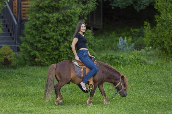 Vrouw Rijden Een Pony Het Gazon — Stockfoto