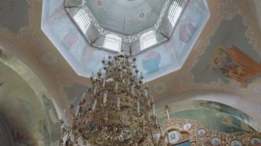 Kolinkivtsi köyü, Ukrayna - 27 Nisan 2022. Havarilere Eşit Kutsal Manastır Prens Vladimir 'in. Manastırın içinde..