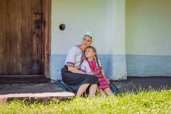 Madre Hija Trajes Nacionales Ucranianos Están Sentados Cerca Una Casa —  Fotos de Stock