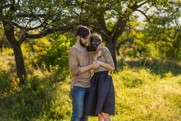 Paar Der Natur Mädchen Mit Virtual Reality Brille Nahaufnahme — Stockfoto