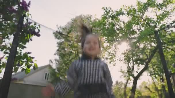 Kız Bahçede Trambolinde Zıplıyor — Stok video