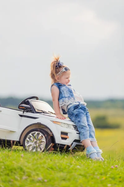 Little Girl Standing Her Baby Car — Stock Photo, Image