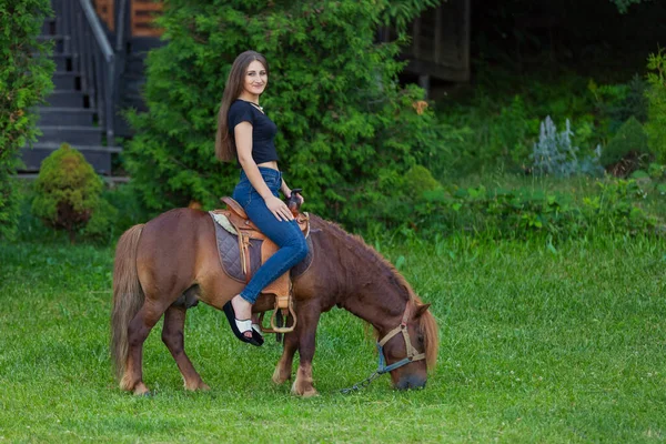 Frau Reitet Auf Einem Pony Auf Dem Rasen — Stockfoto