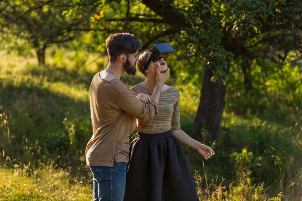 Koppel Natuur Meisje Virtual Reality Bril Close — Stockfoto