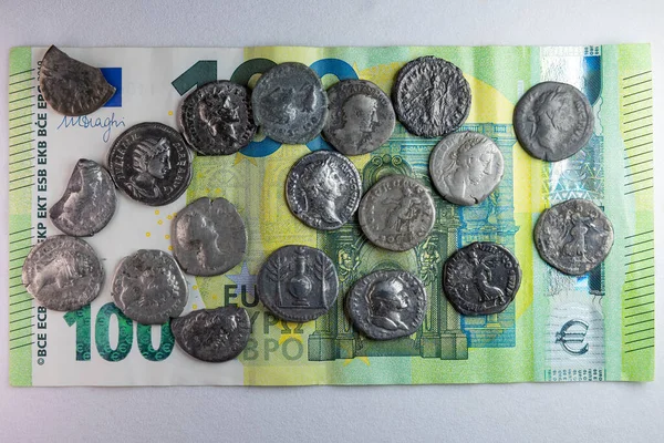 Παλαιά Ρωμαϊκά Κέρματα Στο Σύγχρονο Τραπεζογραμμάτιο Stoev Closeup — Φωτογραφία Αρχείου