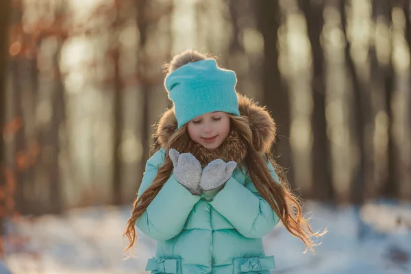 Petite Fille Souffle Sur Neige Qui Est Sur Ses Mitaines — Photo