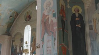 Kolinkivtsi köyü, Ukrayna - 27 Nisan 2022. Havarilere Eşit Kutsal Manastır Prens Vladimir 'in. Manastırın içinde..