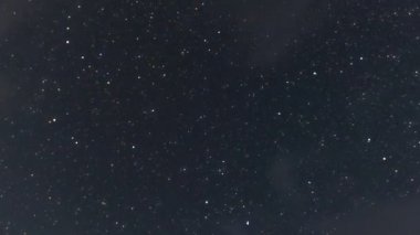 Bulutlu yıldızlı gökyüzünün zaman atlaması