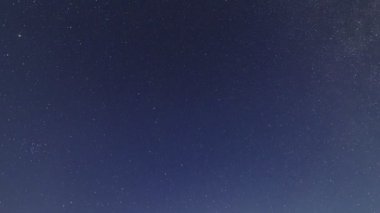 Gecenin zaman aşımına uğramış yıldızlı gökyüzü