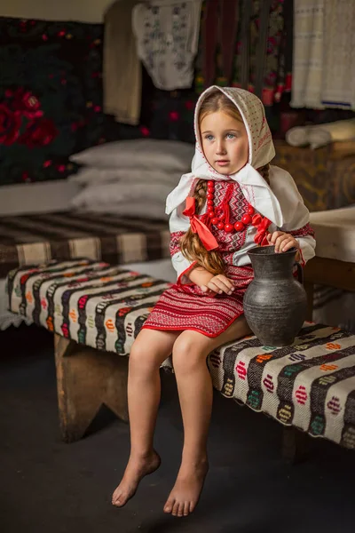 Ukrayna Ulusal Kostümlü Bir Kız Evde Bir Bankta Oturuyor — Stok fotoğraf