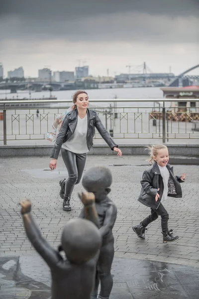 Mother Plays Her Daughter City — Stock Photo, Image