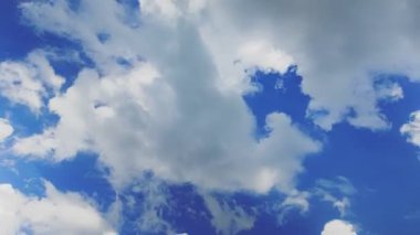 Bulutlu mavi gökyüzü