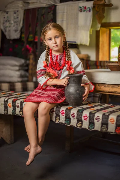 Mädchen Ukrainischer Tracht Sitzt Auf Einer Bank Haus — Stockfoto