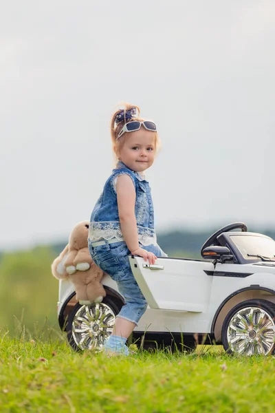 Small Child Stands His Car Lawn — Stockfoto