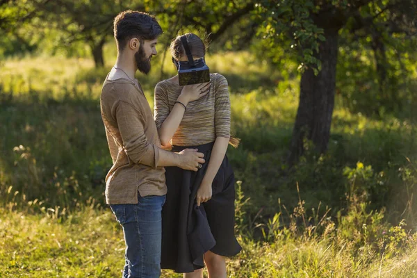 Koppel Natuur Meisje Virtual Reality Bril Close — Stockfoto