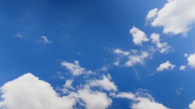 Bulutlu mavi gökyüzü