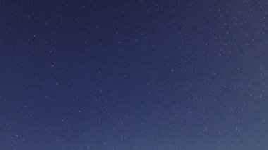 Gecenin zaman aşımına uğramış yıldızlı gökyüzü