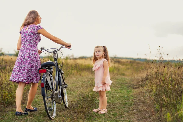 Mother Her Little Daughter Walking Nature — Stock Photo, Image